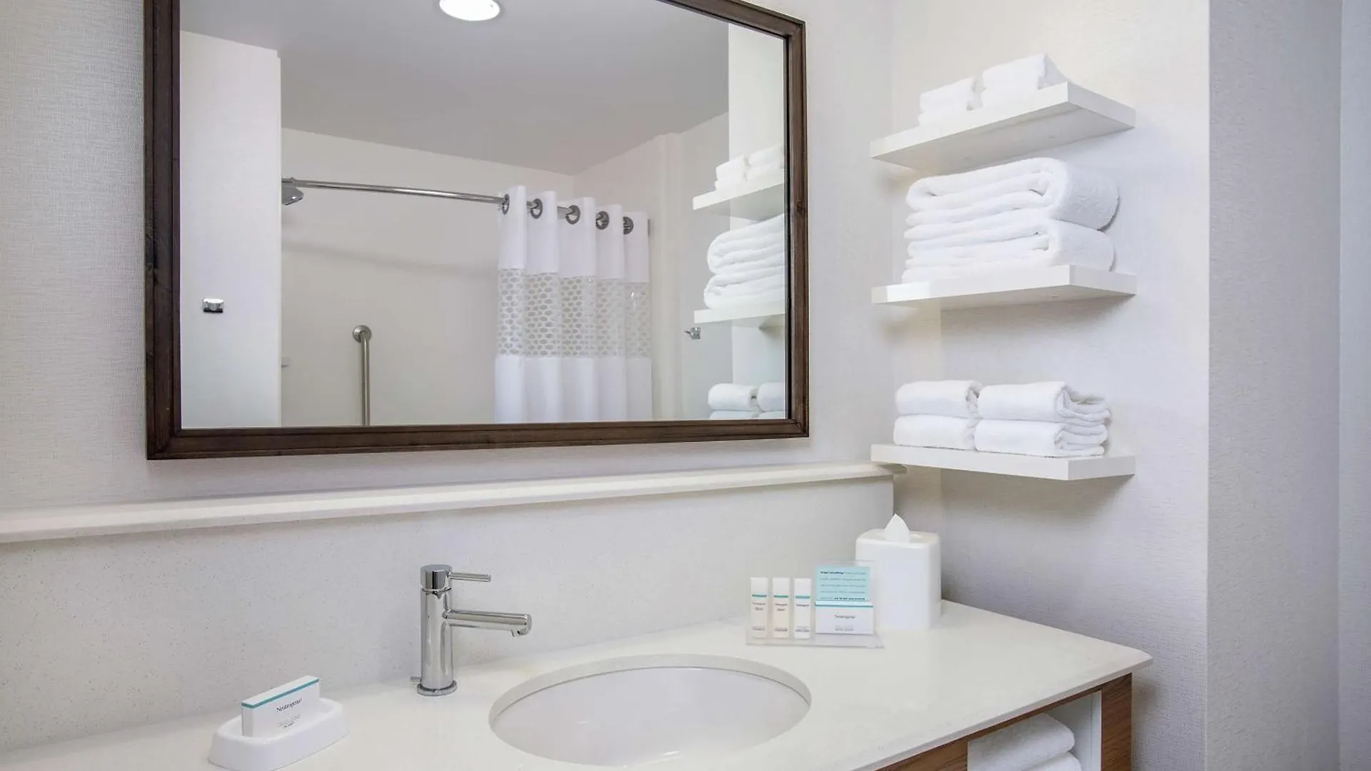 Hampton Inn & Suites Oahu Kapolei - Free Parking - No Resort Fee Hotel